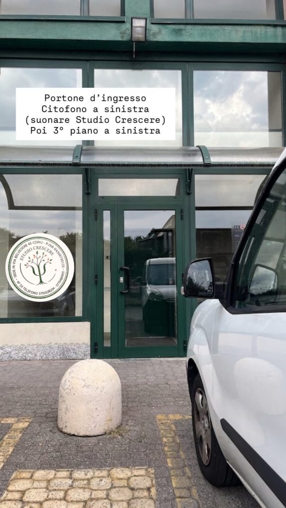 Portone d'ingresso: citofono a sinistra, suonare Studio Crescere, poi terzo piano a sinistra