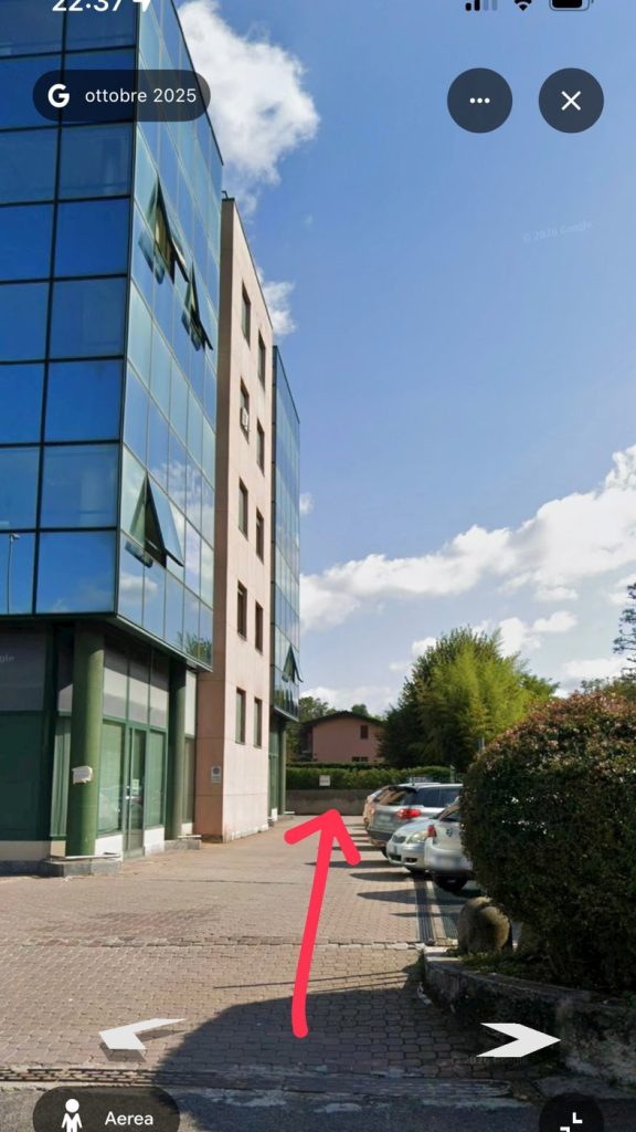 Vialetto pedonale lungo l'edificio che porta all'ingresso